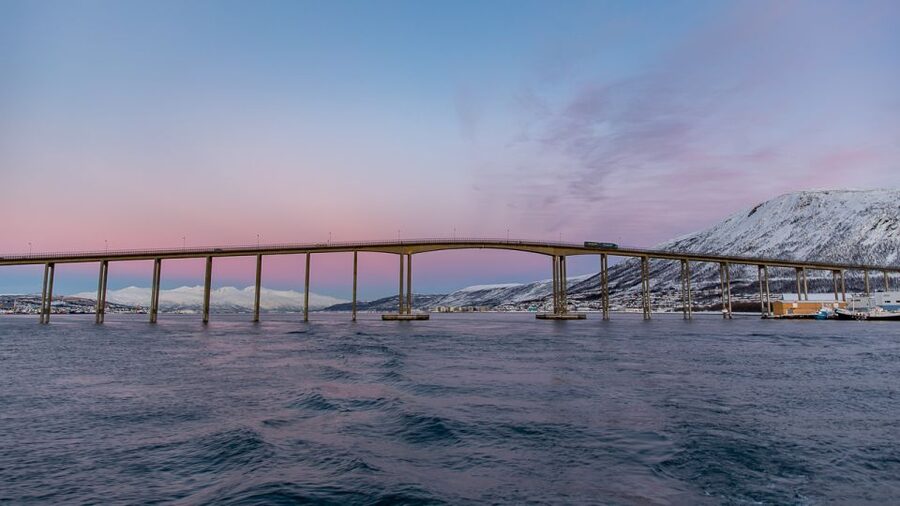1 Hour Photo & History Cruise - The crew adds warmth to a cold-weather outing