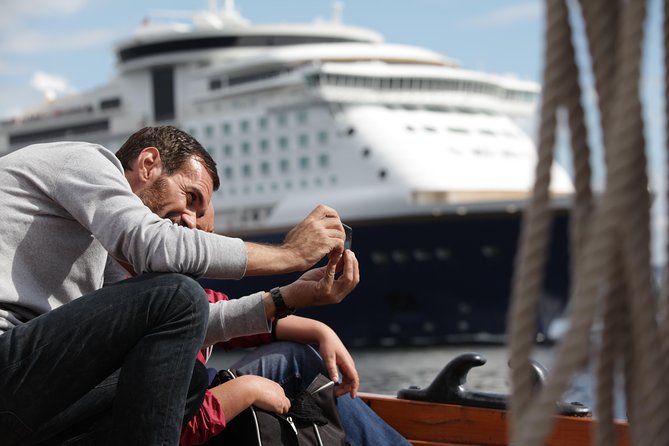 2-Hour Oslo Fjord Sightseeing Cruise by Sailing Ship - Islands, cabins, and the Dyna Lighthouse