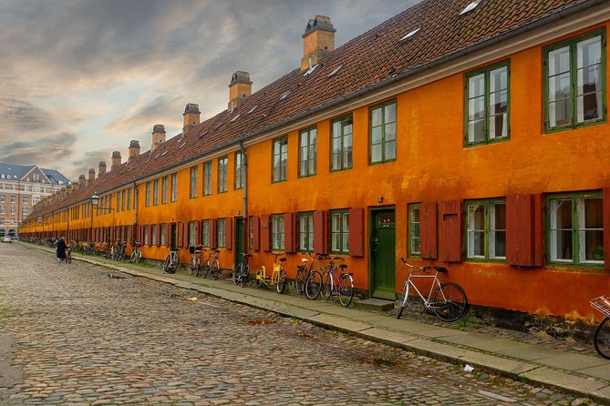 3h Private walking tour, Copenhagen - Amalienborg Palace: royal history with a practical limit