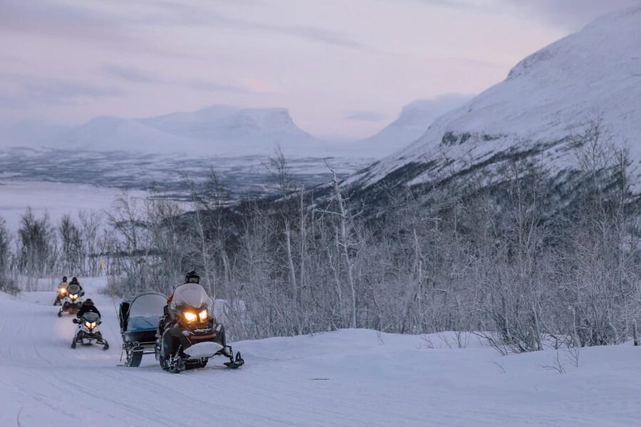Abisko/Björkliden: Panorama Snowmobile Tour with Snacks - Sharing a snowmobile with one other person