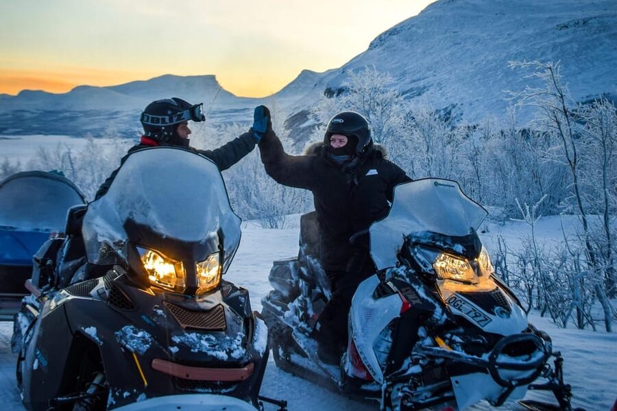 Abisko/Björkliden: Panorama Snowmobile Tour with Snacks - Safety briefing before the throttle
