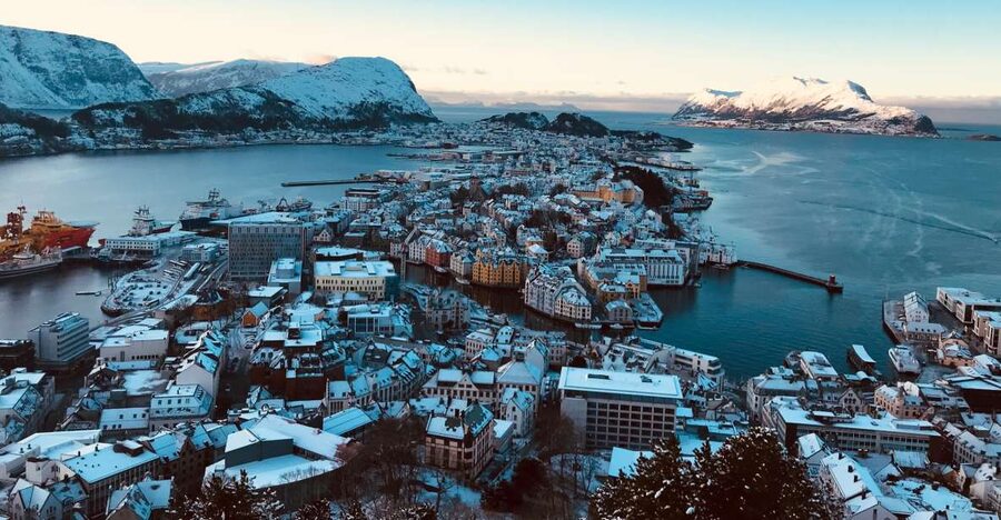 Ålesund: Ålesund and Surrounding Islands Audio Guide Tour - Leaving Ålesund for the Giske islands