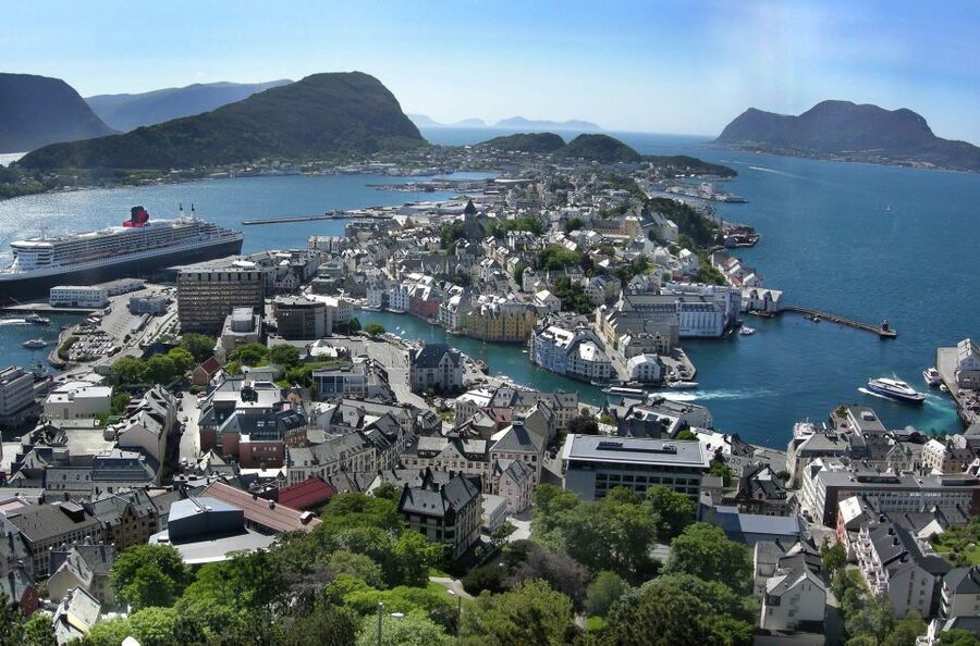 Alesund: City Sightseeing Hop-On Hop-Off Bus Tour - Weather, seating, and practical comfort
