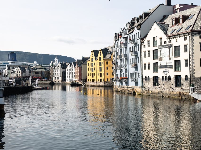 Ålesund: Guided Food Walking Tour - Five tastings, with the menu changing by season