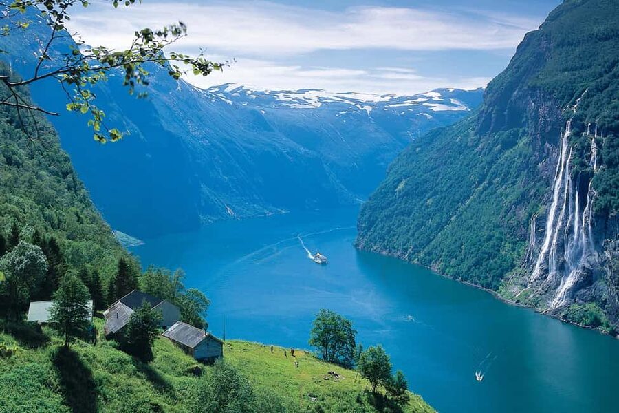 Ålesund to Geiranger Fjord Boat Tour with Return Bus Tour - Øye and the Nordang Valley by bus