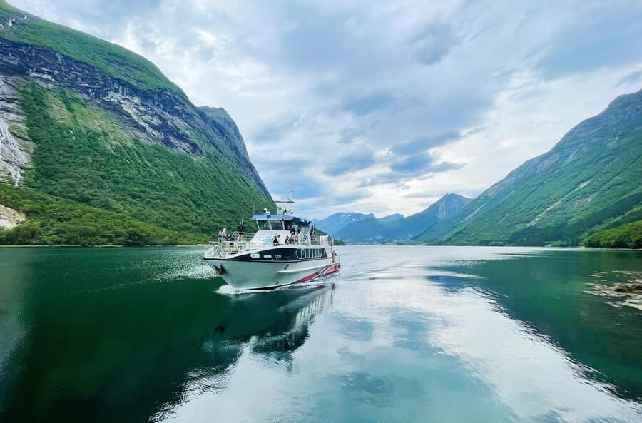 Ålesund-Trandal fjord tour with 3 hours stop at Trandal - The 75-minute cruise into Hjørundfjord