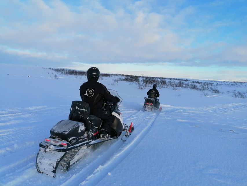 Alta: Guided Snowmobile Safari on Finnmarksvidda With Snacks - Learning to handle the snowmobile