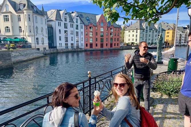 Amazing city walk in Ålesund - Starting near Rådhusplassen and the cruise pier