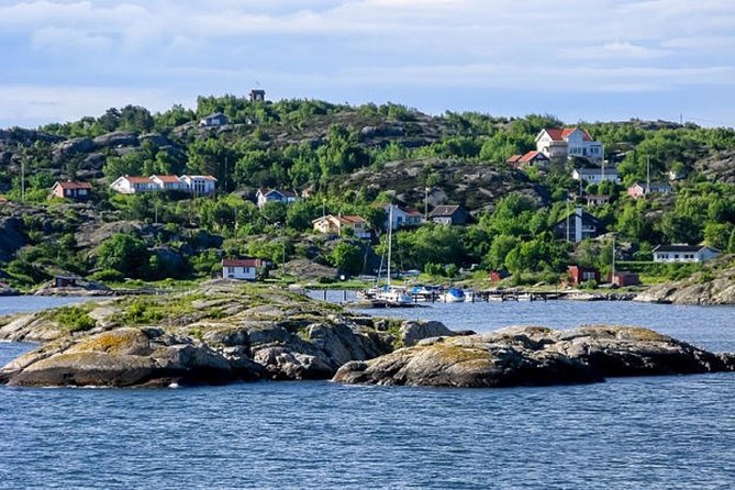 Archipelago Tour with guide Gothenburg - Passing Älvsborg Fortress from the water