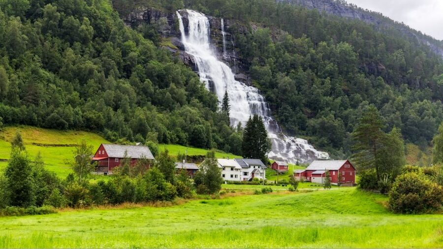 Bergen: Guided Fjord & Glacier Tour to Fjærland - The Norwegian Glacier Museum and Bøyabreen
