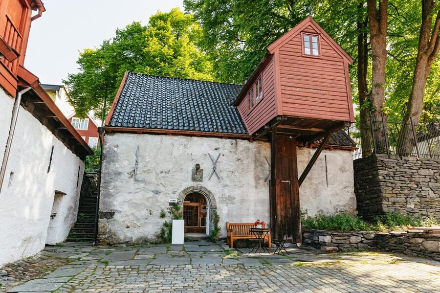 Bergen: Past & Present Small Group Guided Walking Tour - Cobblestones, slopes, and Bergen weather
