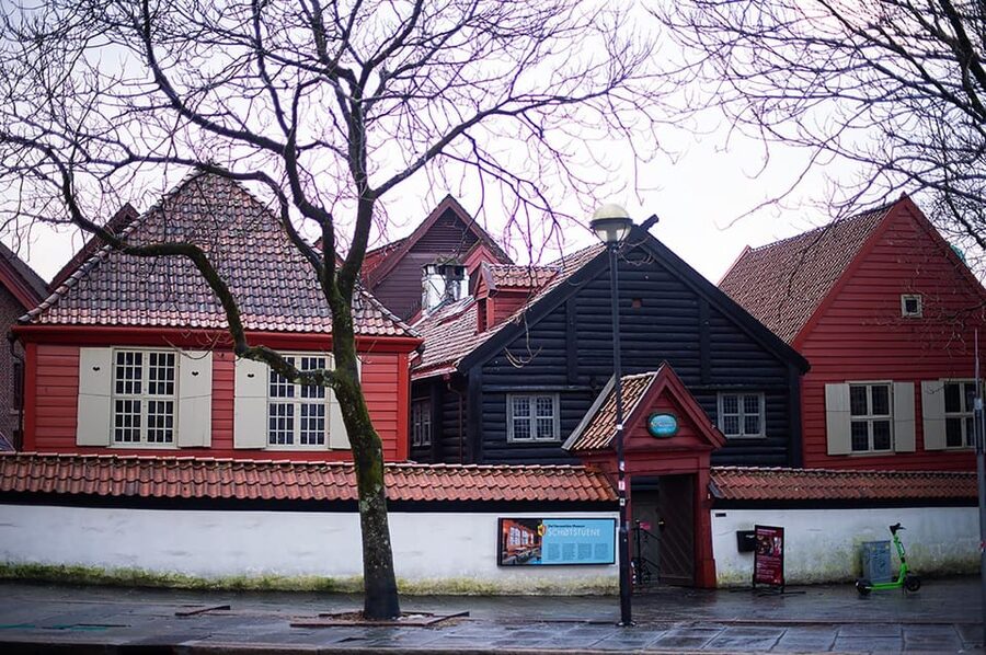 Bergen: Private tour in your own language - Torgallmenningen and the central city