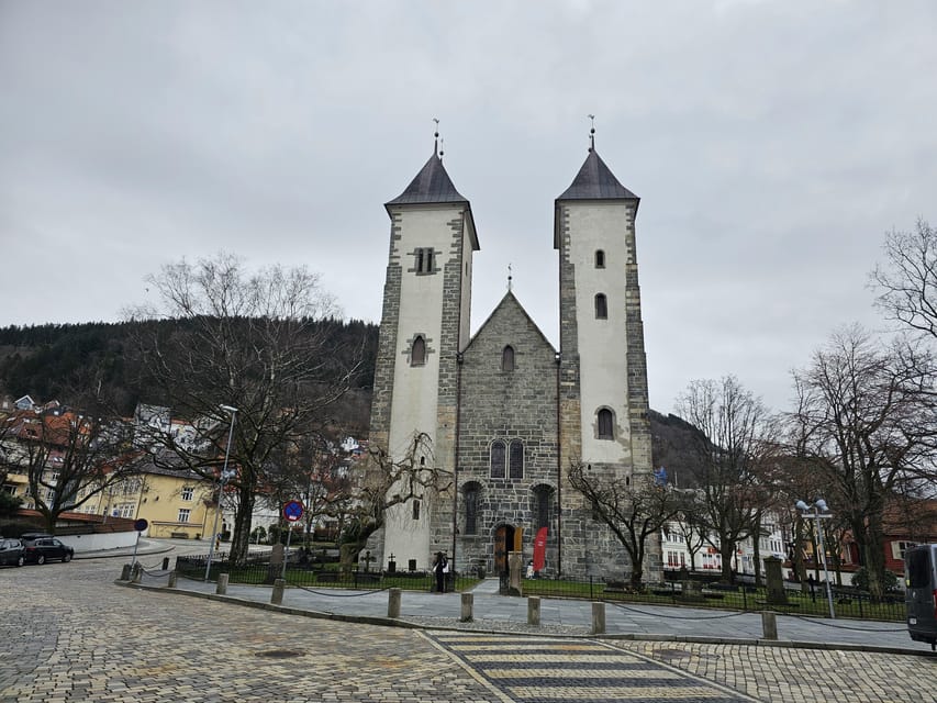 Bergen's Twilight Magic: An Evening Adventure - Where food and cafes fit into the walk