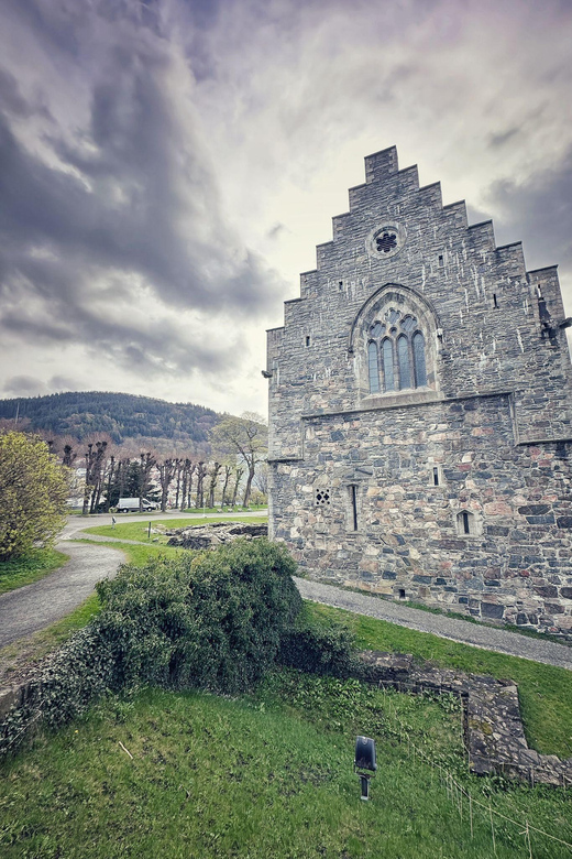 Bergen's Twilight Magic: An Evening Adventure - Starting with Bryggen’s Hanseatic waterfront