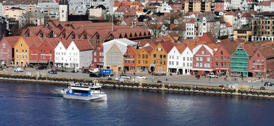 Bergen: Sightseeing Cruise of Bergen's Historic Landmarks - Old warehouses in Skuteviken and Sandviken