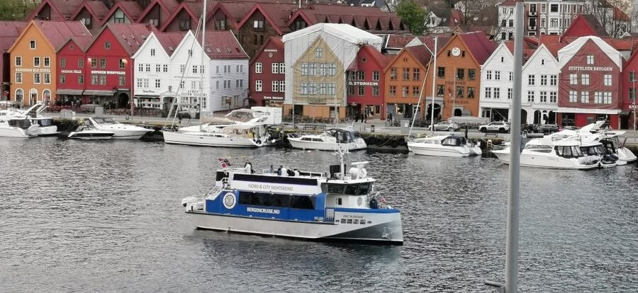Bergen: Sightseeing Cruise of Bergen's Historic Landmarks - Måseskjæret and Verftet: homes beside the harbor
