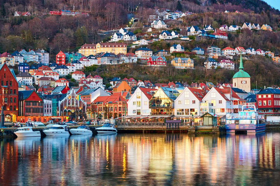 Bergen: Sightseeing Walking Tour with Ferry Ride - Meeting at the Tourist Information Centre