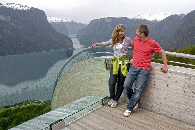 Bergen to Sognefjord Private Roudtrip with Cruise and Flasmbana - Flåm: lunch, railway time, and a busy little stop