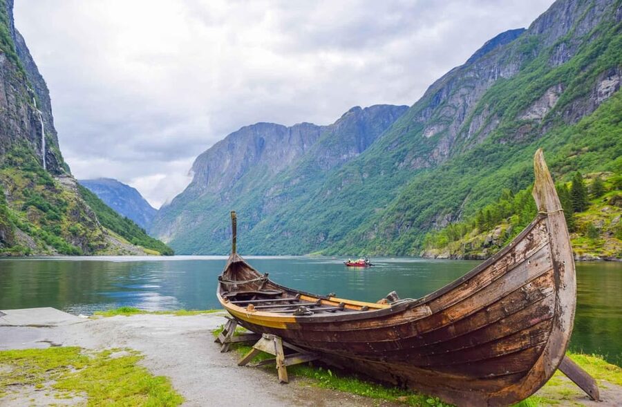 Bergen: Viking Village, Nærøyfjorden Cruise and Flåm Railway - Flåm offers a short pause before the railway
