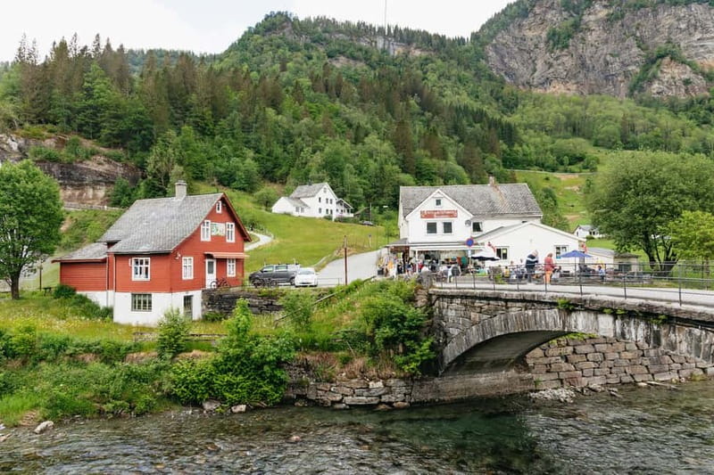 Bergen: Waterfalls of Hardangerfjord Shore Excursion - Mørkhølen Fossen and the first taste of the route