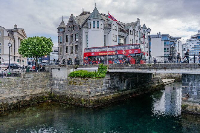 City Sightseeing Alesund Hop-On Hop-Off Bus Tour - Crowds, competing buses, and the best way to board