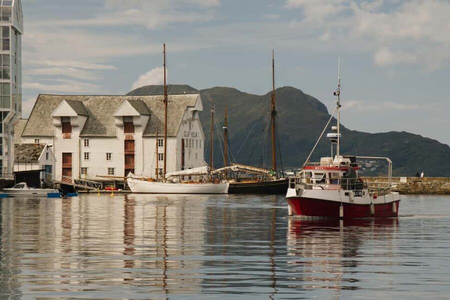 City walk in Ålesund: Art Nouveau, sea views, and insider tips - The harbor, ferries, tunnels, and island links