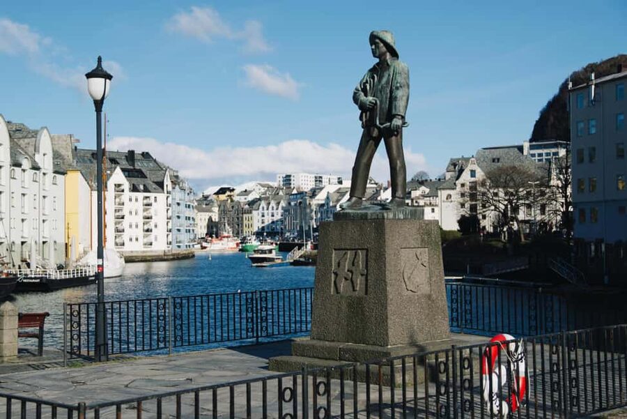 City walk in Ålesund: Art Nouveau, sea views, and insider tips - What the $61 price gets you