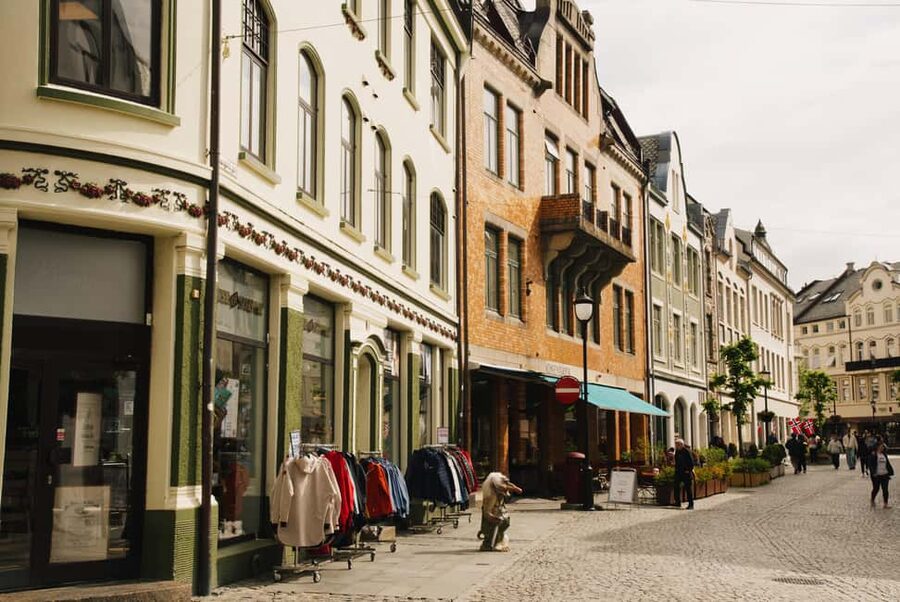 City walk in Ålesund: Art Nouveau, sea views, and insider tips - Who should take this walk?