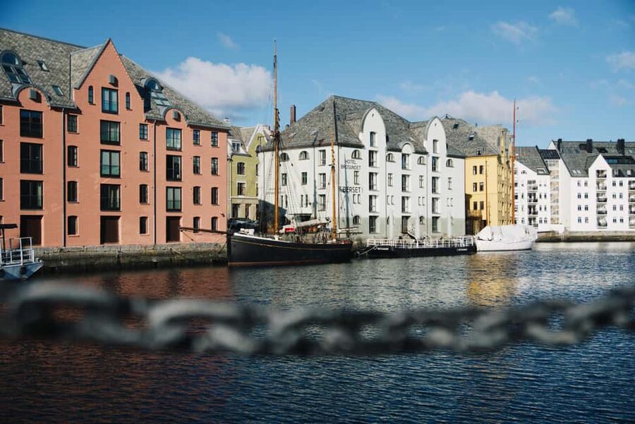 City walk in Ålesund: Art Nouveau, sea views, and insider tips - Ålesund Square and the shape of the center