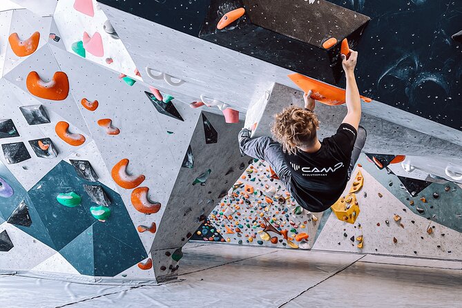 Climbing in Mørkvedhallen Klatresenter - Rope routes for steady, vertical climbing
