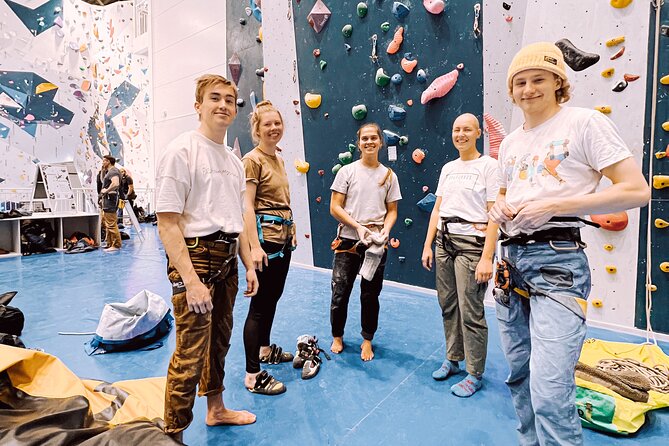 Climbing in Mørkvedhallen Klatresenter - Bouldering for shorter, sharper challenges