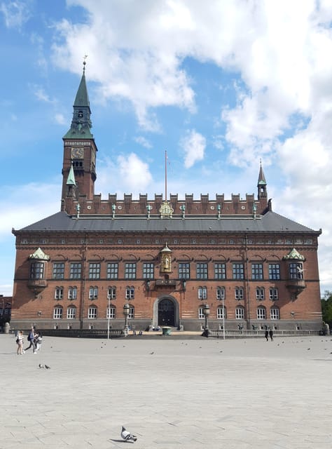 Copenhagen: 2,5-Hour 'Must See' Bike Tour with a Local Guide - Christiansborg Palace and Denmark’s royal story
