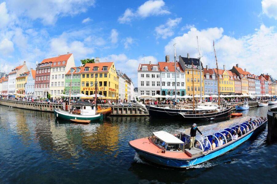 Copenhagen: Canal Boat Cruise & Old Town/Nyhavn Walking Tour - Starting opposite City Hall in Rådhuspladsen