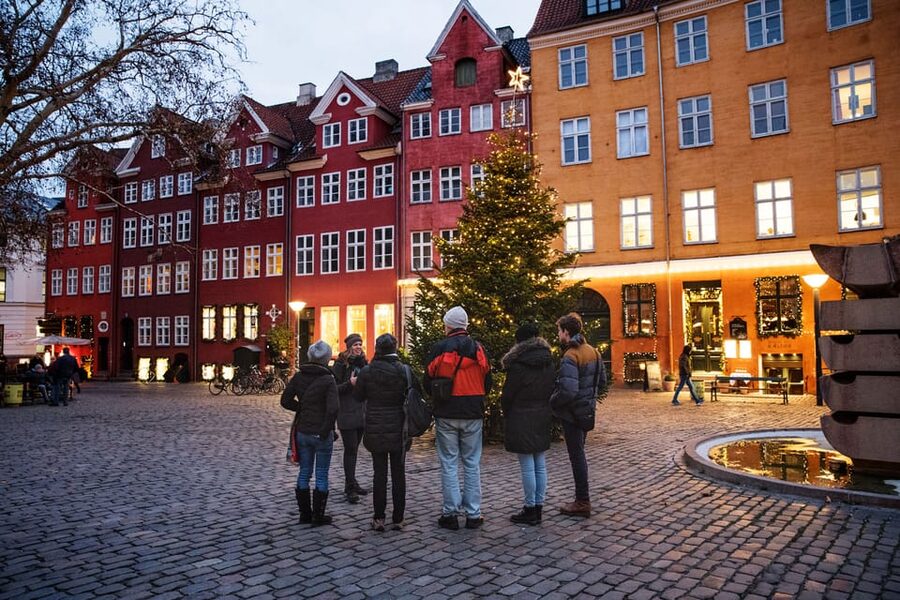 Copenhagen: Christmas Walking Tour with Treats and Drinks - The traditional gift game in Lavendelstræde