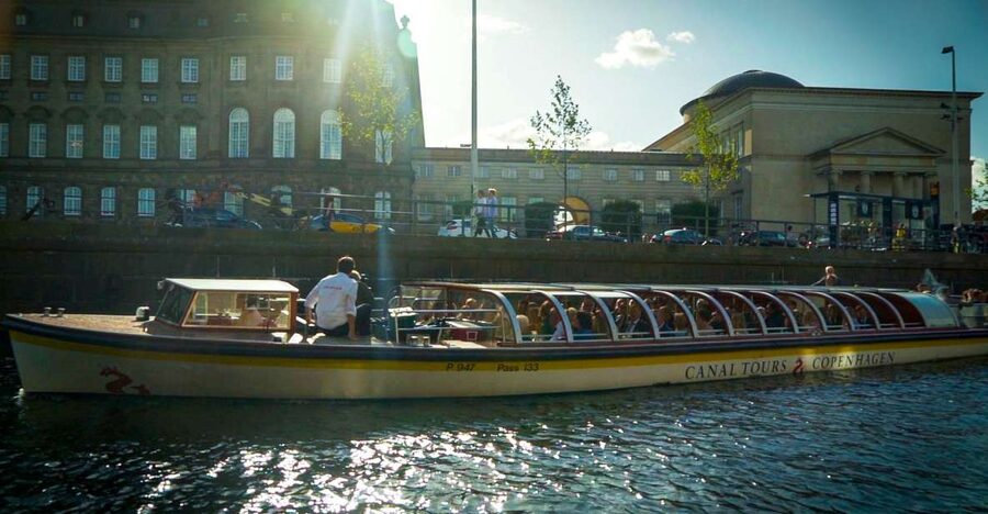 Copenhagen: Classic Canal Tour & The Harbour - Amalienborg and The Little Mermaid