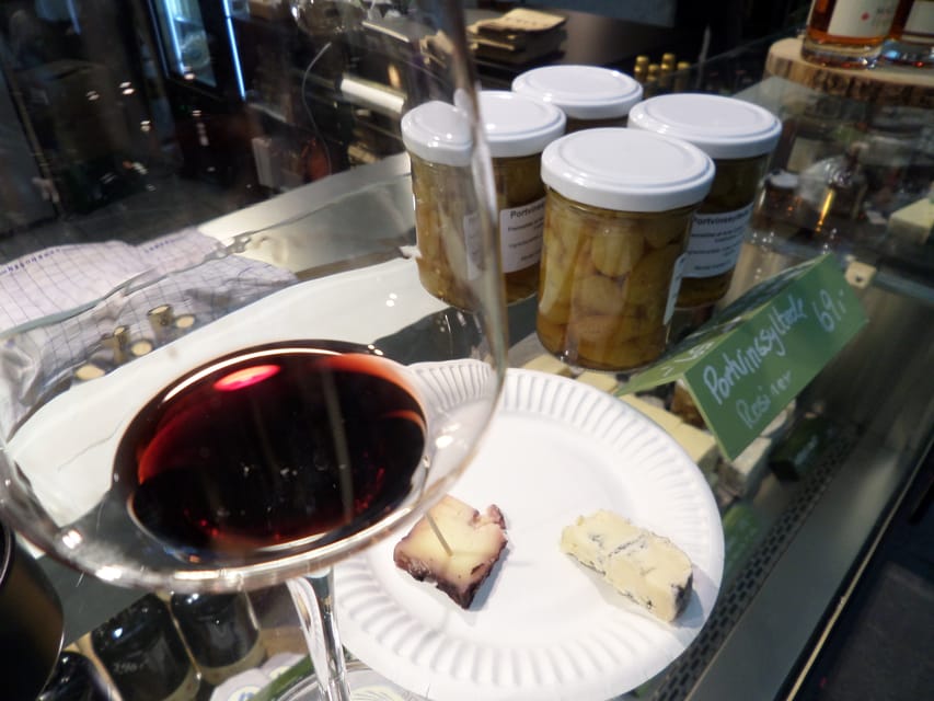 Copenhagen: Evening Gourmet Walk with Food & Drinks Tasting - What you actually eat and drink