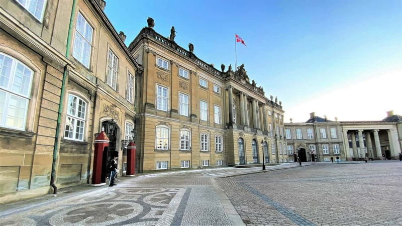 Copenhagen: Guided Bike Tour in French - Rosenborg Castle and the finish near the Round Tower
