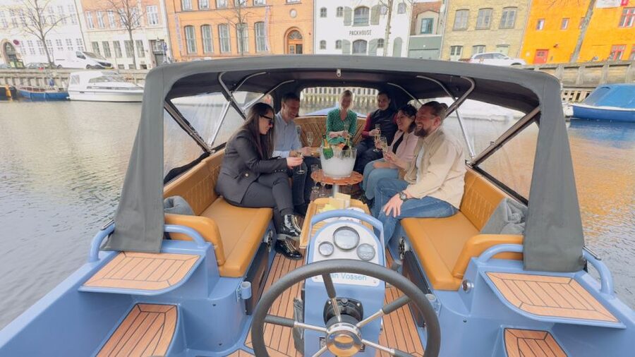Copenhagen: Guided Canal Tour by Electric Boat - Meeting at Ved Stranden beside Christiansborg