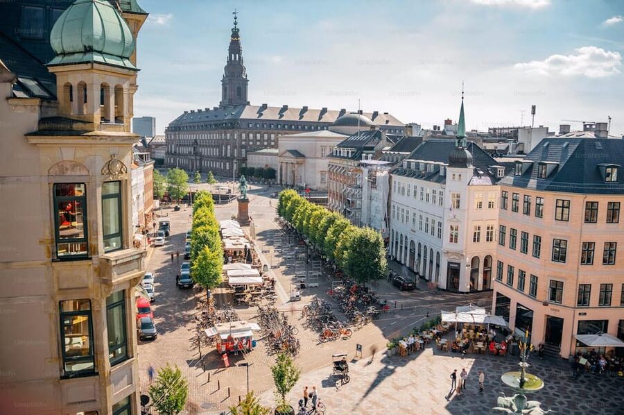 Copenhagen: Guided Walking Tour in French - Tivoli and City Hall: a quick introduction to Copenhagen