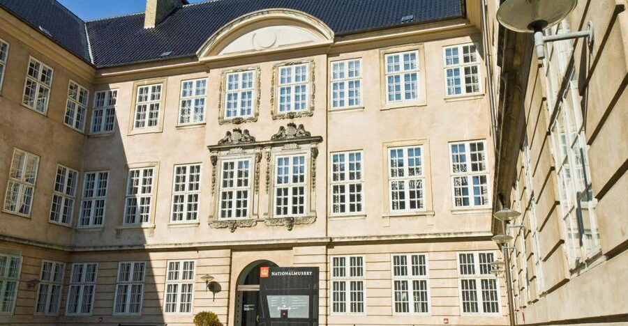 Copenhagen: Old Town and Nyhavn Private Family Tour - City Hall Square and the H.C. Andersen welcome