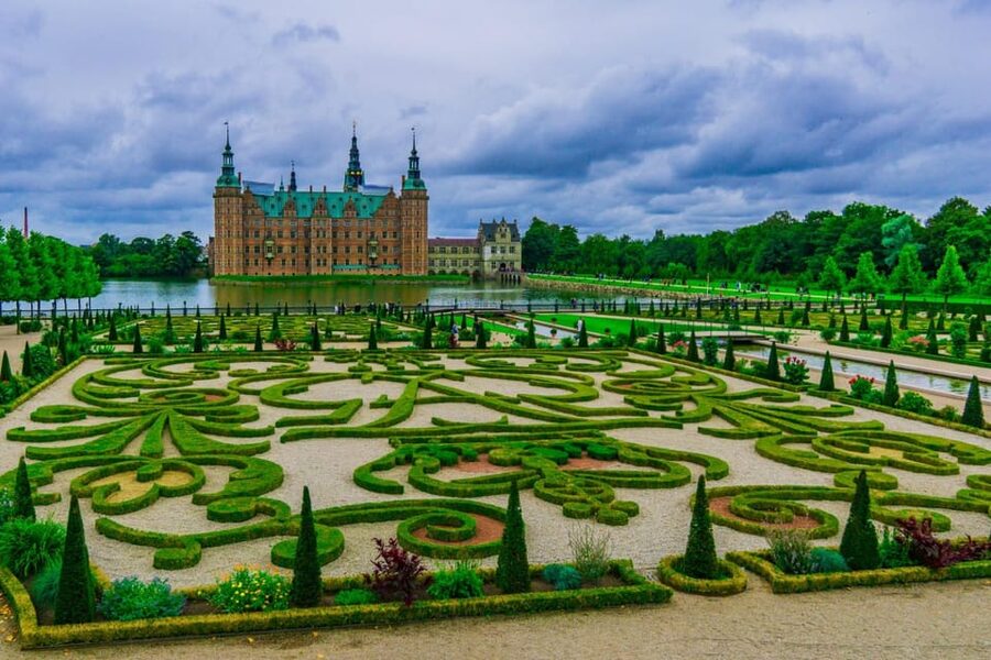 Copenhagen: Rosenborg Castle Tour with Skip-the-Line Ticket - The guide makes a real difference
