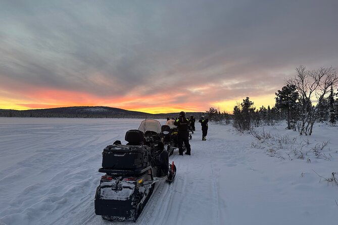 Day tour with snowmobile in Kiruna 10:30 am - Guides who shape the day