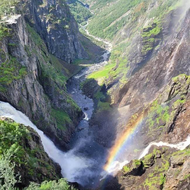 Eidfjord: Vøringsfossen Waterfalls Round-Trip Shuttle - Finding the white shuttle near the cruise terminal