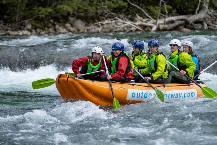 Family Rafting - Voss - Safety instruction before the first rapid