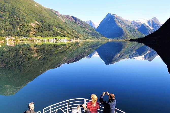 Fjord Cruise to Sognefjord and Bøyabreen Glacier - Fjærlandsfjord narrows the view