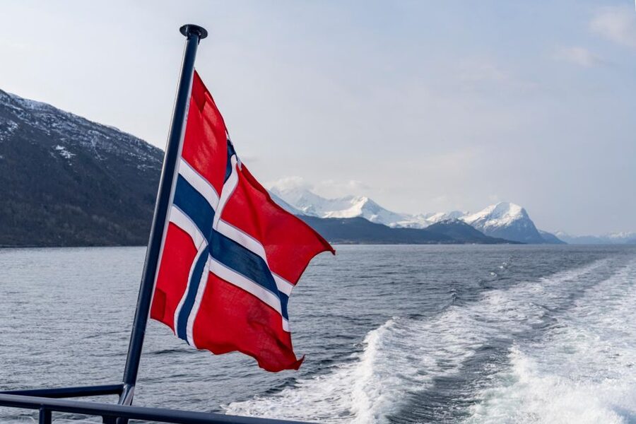 From Ålesund: Winter Fjord Cruise to Geirangerfjord - Flydalsjuvet gives you the classic Geiranger view