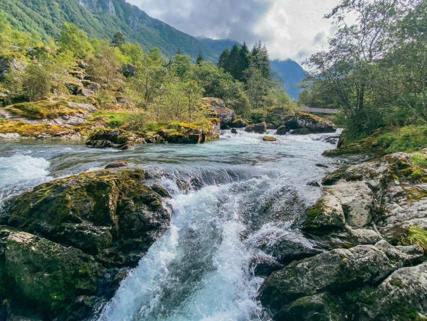 From Bergen: Folgefonna National Park & Glacier Lake Tour - The walk to Bondhusvatnet