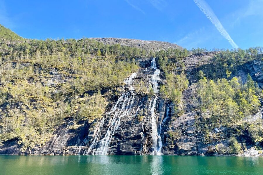 From Bergen: Modalen Private Fjord Cruise with Waterfalls - Drinks, snacks, and the private-boat advantage