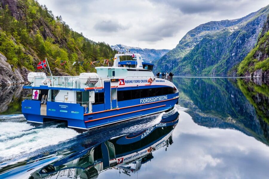 From Bergen: The Original Fjord Cruise to Mostraumen - Food, drinks, and onboard comfort