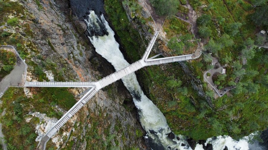 From Eidfjord: Vøringfossen Waterfall Nature Tour with Guide - Guides who make the bus ride matter